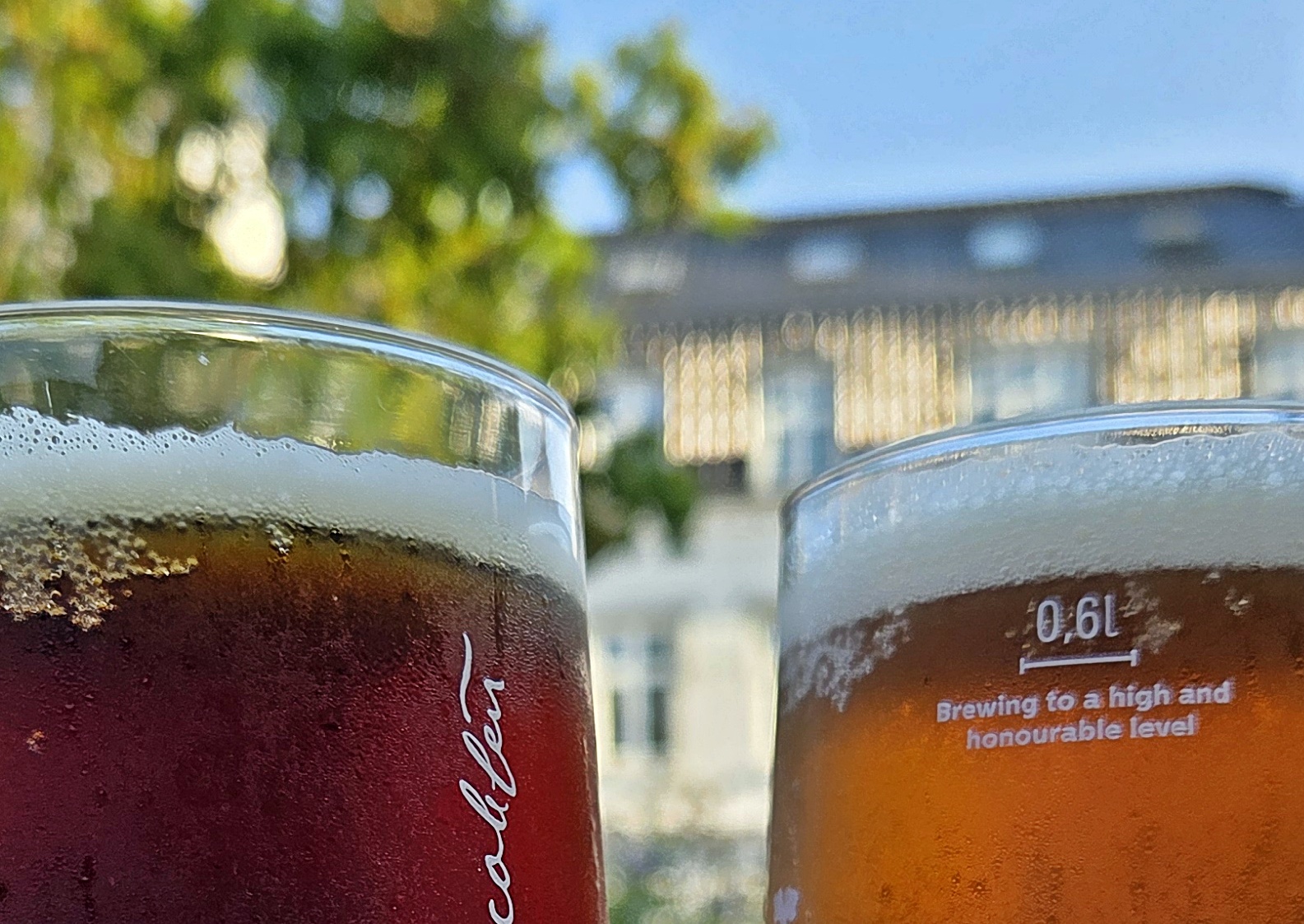 Oluttuoppien pintaa ravintolan ulkoterassilla.